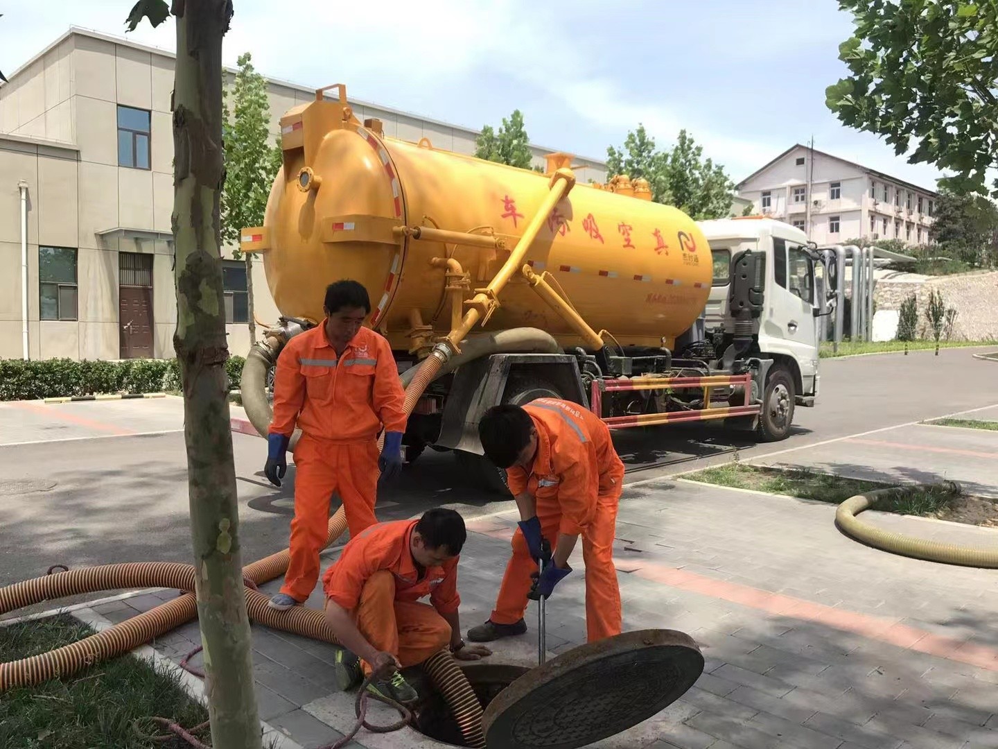 东山管道疏通车停在窨井附近