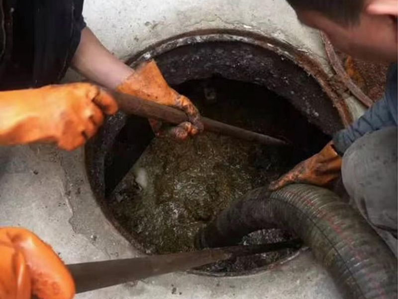 东山清理化粪池时如何避免沼气的危害？